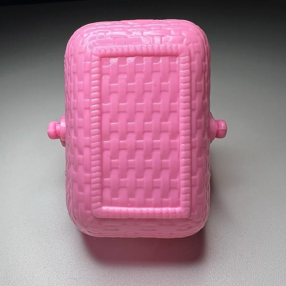 Vintage 1995 Mattel Barbie Nibbles Horse Pink Weaved Picnic Basket Accessory‎